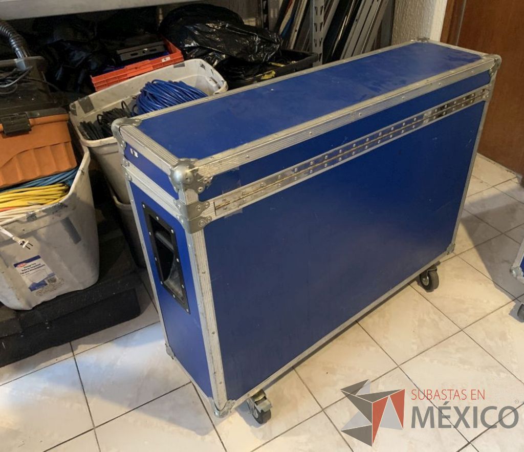 Lote 066 - Case profesional para protección pantallas, con manijas, chapas y ruedas. De 124x32x81 cm. - Imagen 4