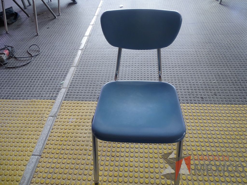 Lote 003 - Mesa de trabajo para 2 personas y 2 Sillas fijas con mecanismo de nivelación