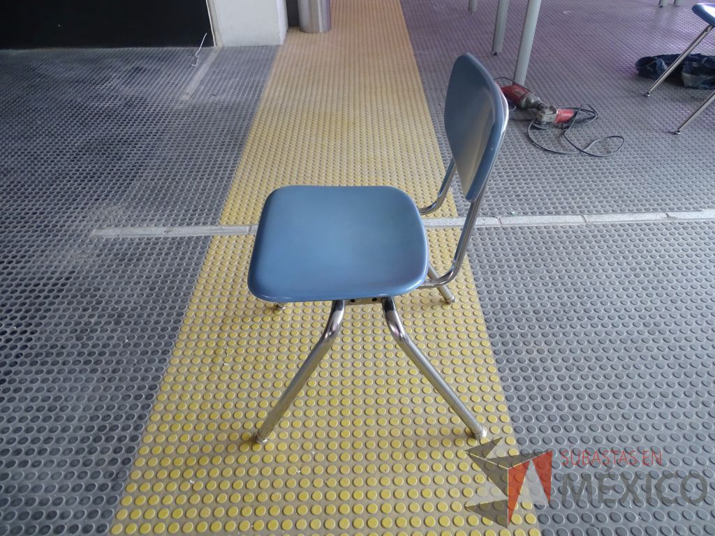 Lote 003 - Mesa de trabajo para 2 personas y 2 Sillas fijas con mecanismo de nivelación - Imagen 2
