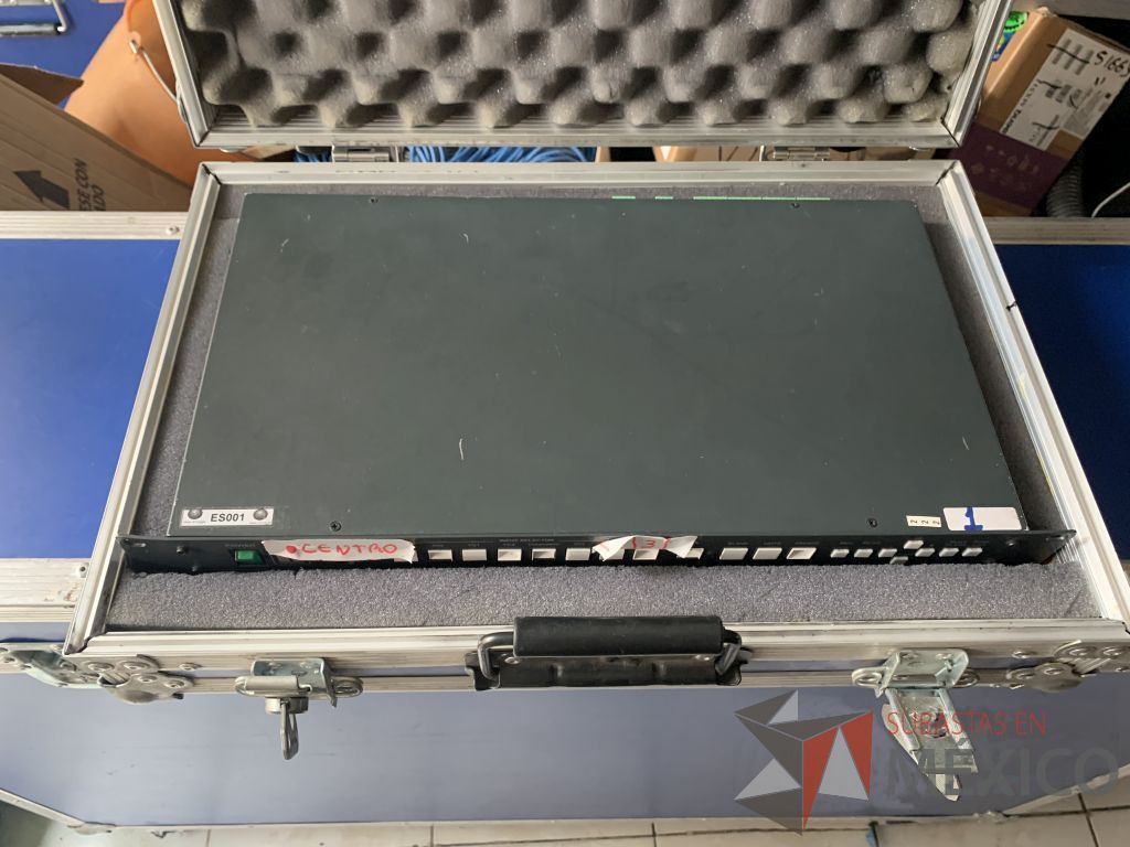 Lote 054 - 2 Escaladores de señal VGA con case, Cable VGA marca Kramer de 30m. - Imagen 2