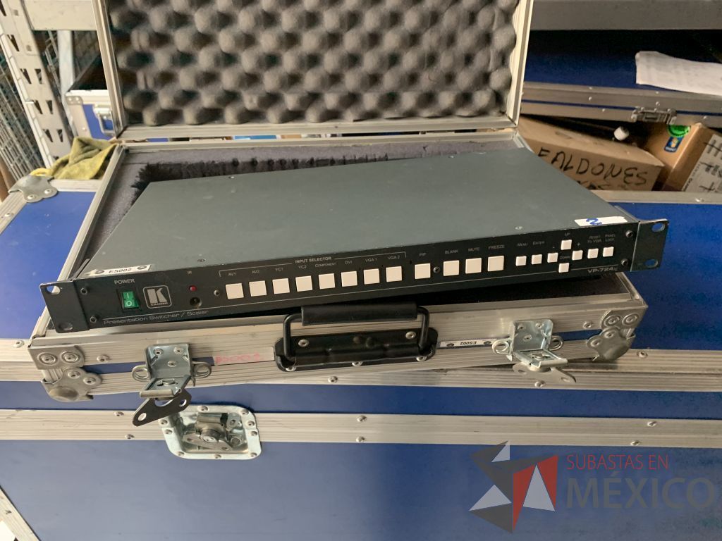 Lote 054 - 2 Escaladores de señal VGA con case, Cable VGA marca Kramer de 30m. - Imagen 8