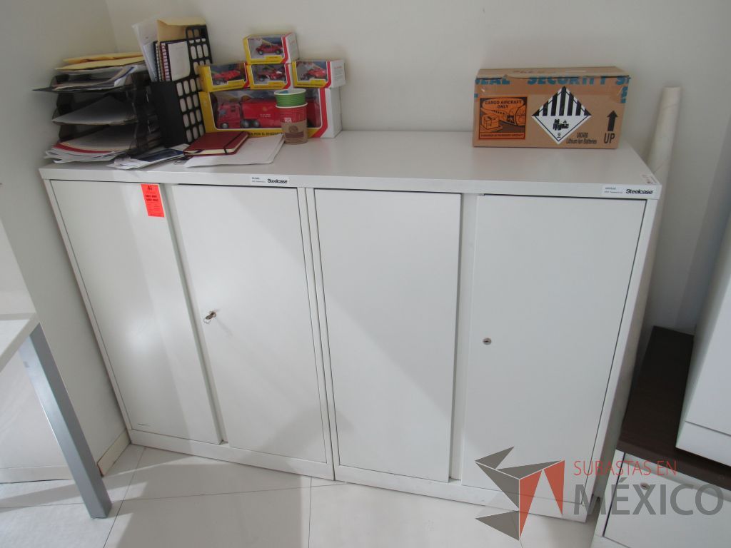 Lote 012 - 2 cubiertas con 2 Gabinetes metálicos, 4 puertas y 4 entrepaños color blanco. - Imagen 3