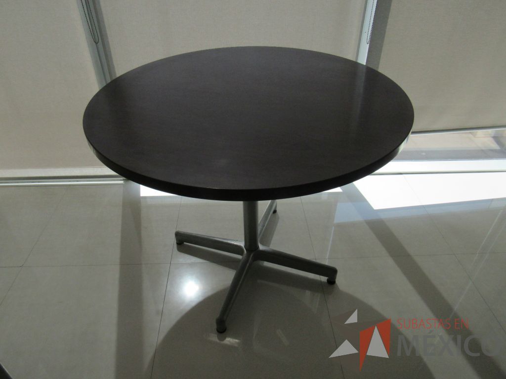 Lote 018 - Mesa de trabajo circular con base metálica color gris y cubierta color café - Imagen 3