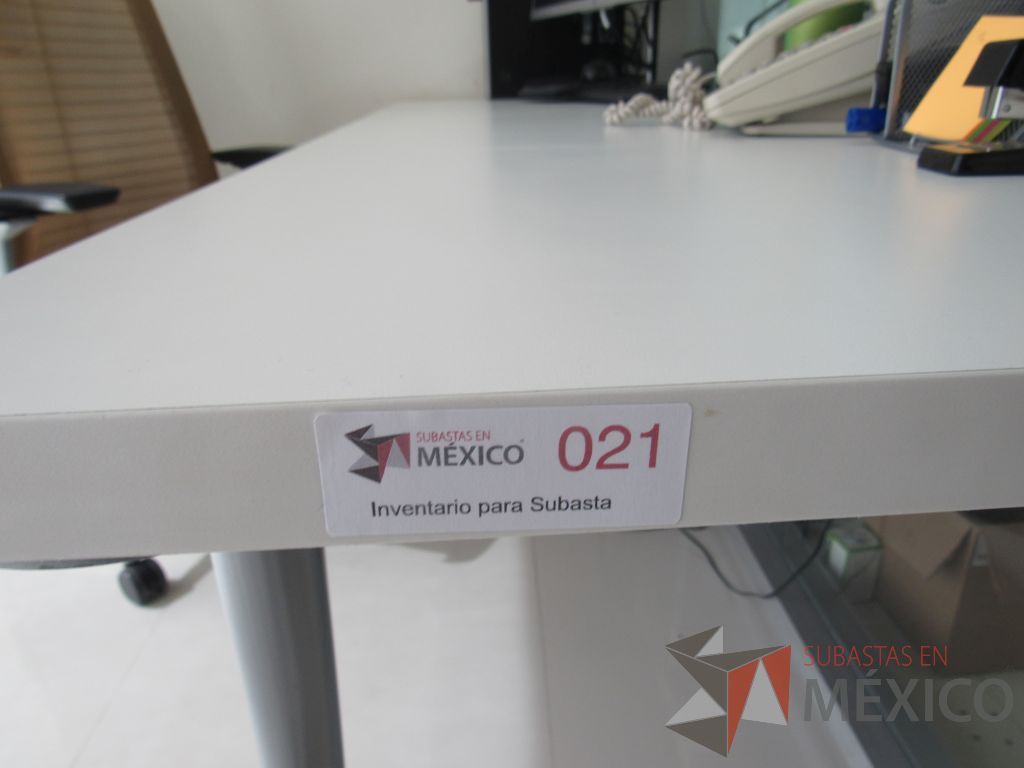 Lote 018 - Mesa de trabajo circular con base metálica color gris y cubierta color café - Imagen 6