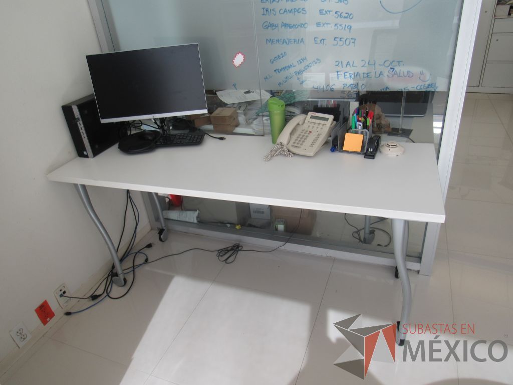 Lote 019 - Mesa de trabajo rectangular con estructura metálica color gris, ruedas color negro y cubierta color blanco - Imagen 2