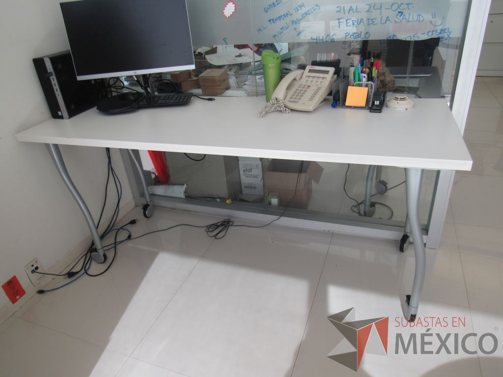 Lote 019 - Mesa de trabajo rectangular con estructura metálica color gris, ruedas color negro y cubierta color blanco