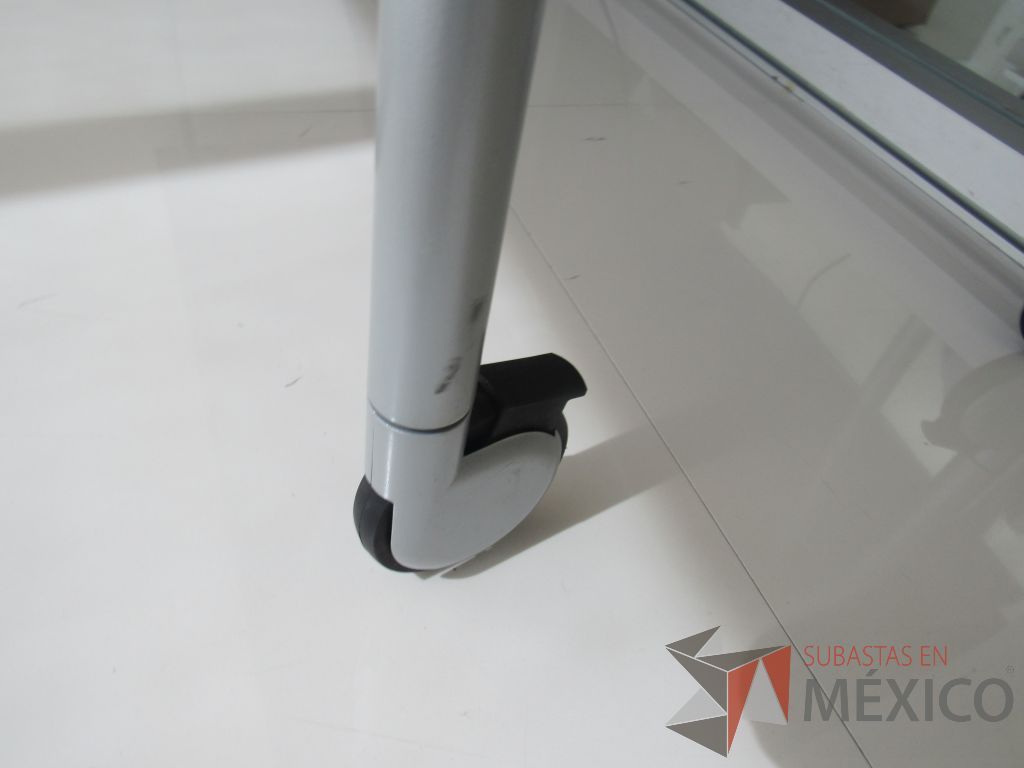 Lote 019 - Mesa de trabajo rectangular con estructura metálica color gris, ruedas color negro y cubierta color blanco - Imagen 3
