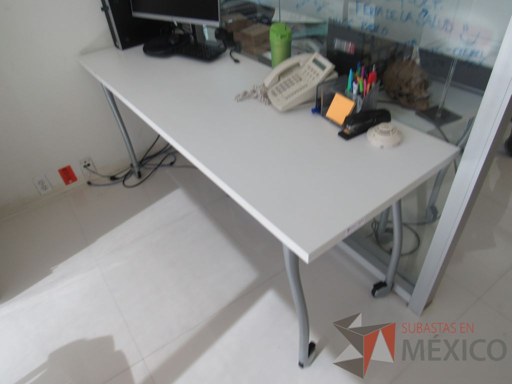 Lote 019 - Mesa de trabajo rectangular con estructura metálica color gris, ruedas color negro y cubierta color blanco - Imagen 4