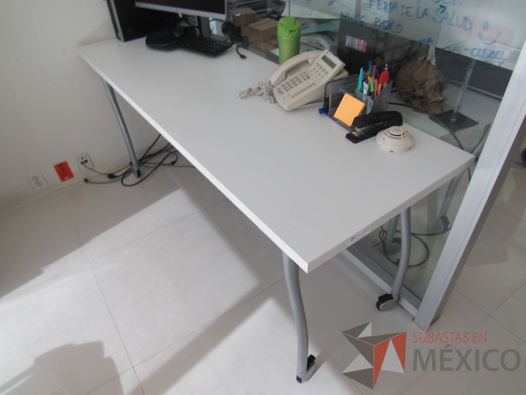 Lote 019 - Mesa de trabajo rectangular con estructura metálica color gris, ruedas color negro y cubierta color blanco - Imagen 5