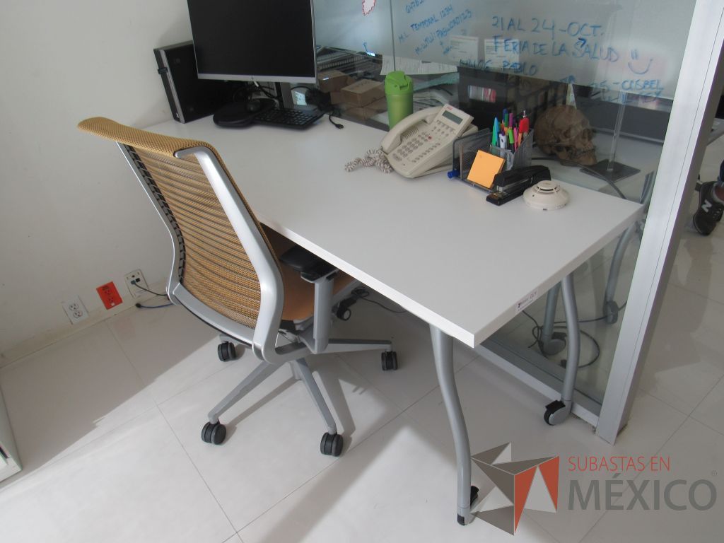 Lote 019 - Mesa de trabajo rectangular con estructura metálica color gris, ruedas color negro y cubierta color blanco - Imagen 6