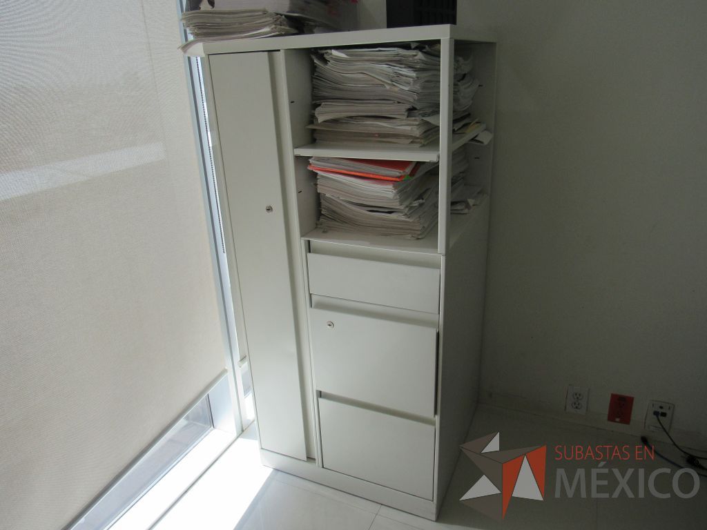 Lote 020 - Gabinete metálico con 3 cajones, 1 puerta y 1 entrepaño color blanco - Imagen 2