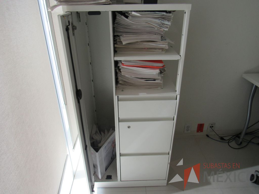 Lote 020 - Gabinete metálico con 3 cajones, 1 puerta y 1 entrepaño color blanco - Imagen 3