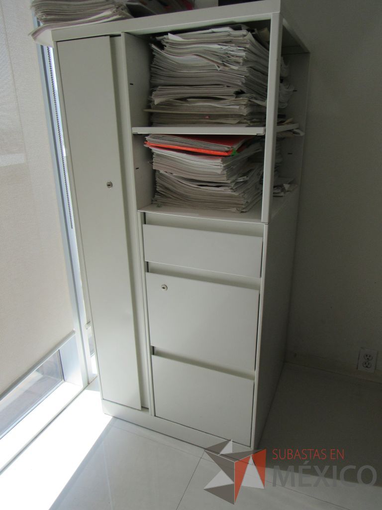 Lote 020 - Gabinete metálico con 3 cajones, 1 puerta y 1 entrepaño color blanco - Imagen 4