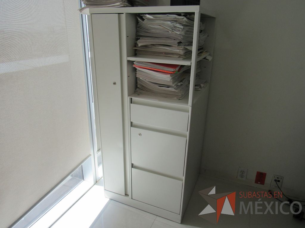Lote 020 - Gabinete metálico con 3 cajones, 1 puerta y 1 entrepaño color blanco - Imagen 5