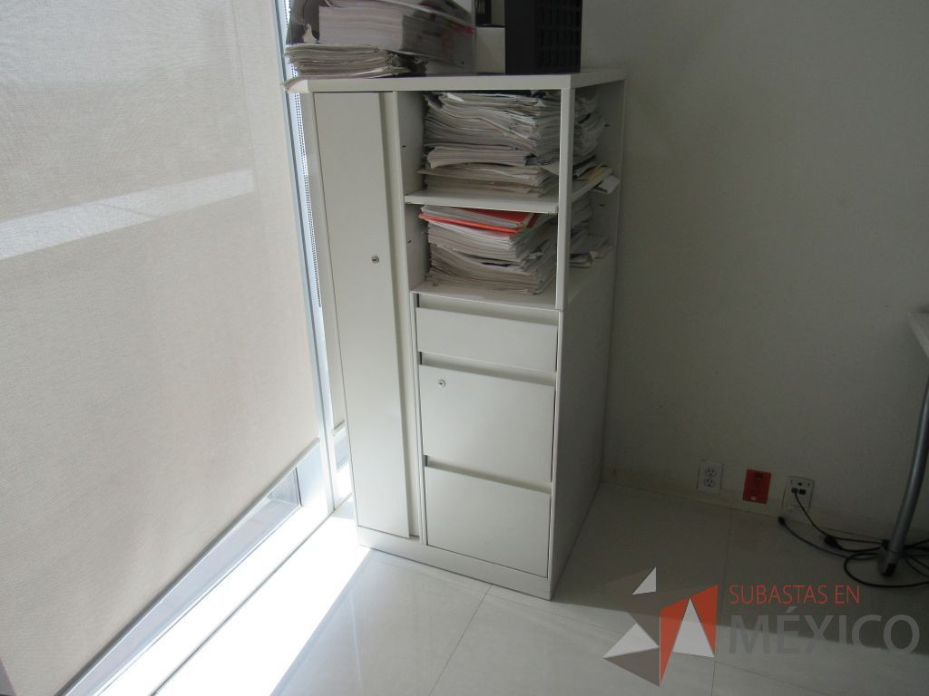 Lote 020 - Gabinete metálico con 3 cajones, 1 puerta y 1 entrepaño color blanco - Imagen 6