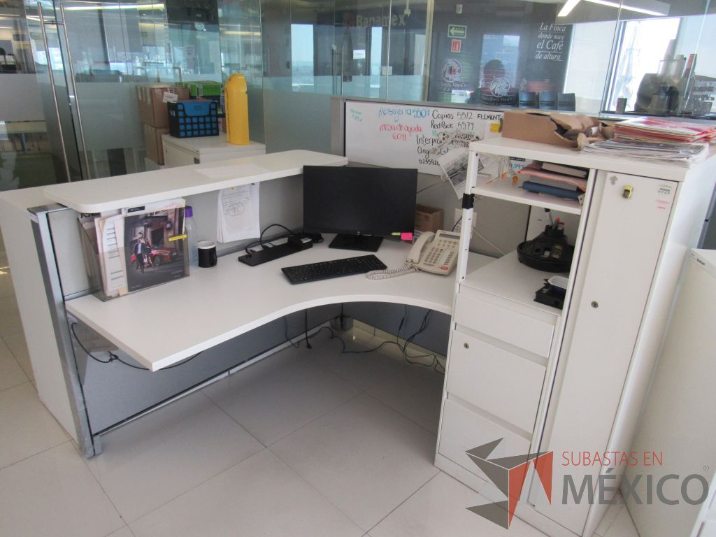 Lote 154 - Estación de trabajo para 1 persona con repisa, mampara alta con pizarrón, mampara baja color gris, cubierta tipo madera color blanco - Imagen 2