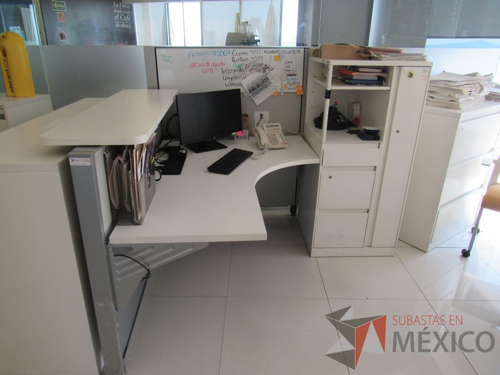 Lote 154 - Estación de trabajo para 1 persona con repisa, mampara alta con pizarrón, mampara baja color gris, cubierta tipo madera color blanco - Imagen 3