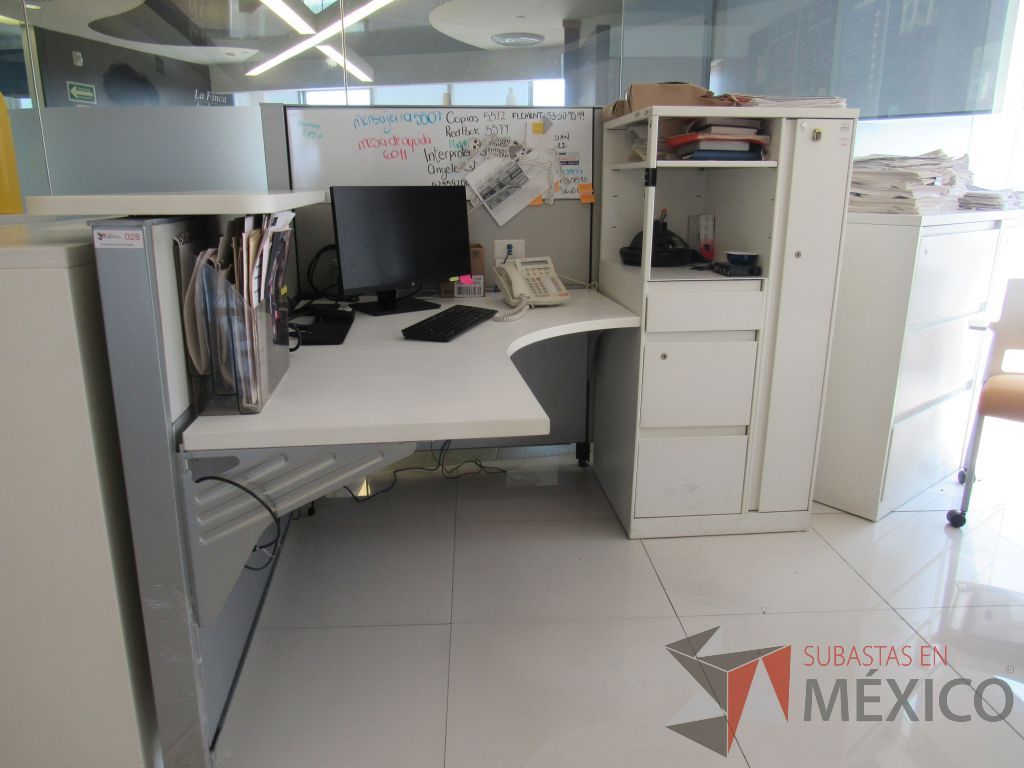Lote 154 - Estación de trabajo para 1 persona con repisa, mampara alta con pizarrón, mampara baja color gris, cubierta tipo madera color blanco - Imagen 4