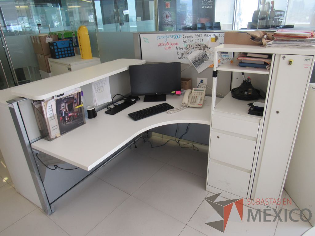 Lote 154 - Estación de trabajo para 1 persona con repisa, mampara alta con pizarrón, mampara baja color gris, cubierta tipo madera color blanco