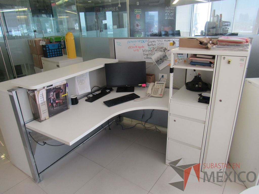 Lote 154 - Estación de trabajo para 1 persona con repisa, mampara alta con pizarrón, mampara baja color gris, cubierta tipo madera color blanco - Imagen 5