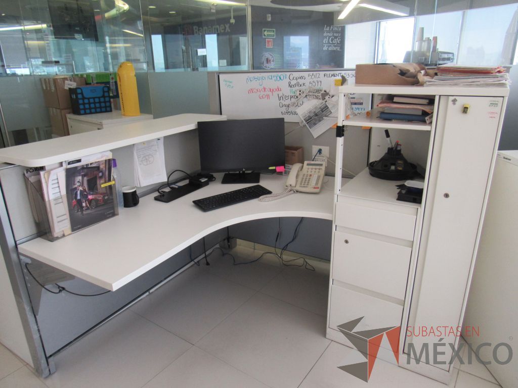 Lote 154 - Estación de trabajo para 1 persona con repisa, mampara alta con pizarrón, mampara baja color gris, cubierta tipo madera color blanco - Imagen 6