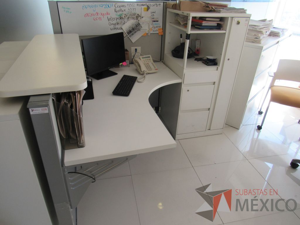 Lote 154 - Estación de trabajo para 1 persona con repisa, mampara alta con pizarrón, mampara baja color gris, cubierta tipo madera color blanco - Imagen 7