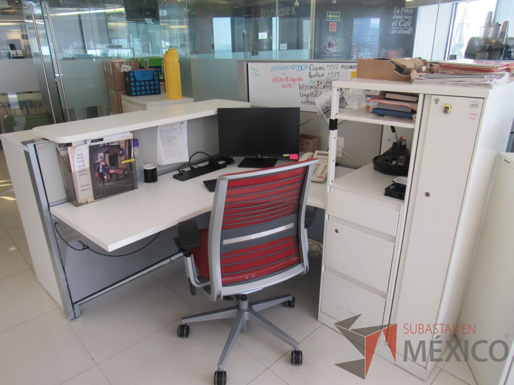 Lote 154 - Estación de trabajo para 1 persona con repisa, mampara alta con pizarrón, mampara baja color gris, cubierta tipo madera color blanco - Imagen 8