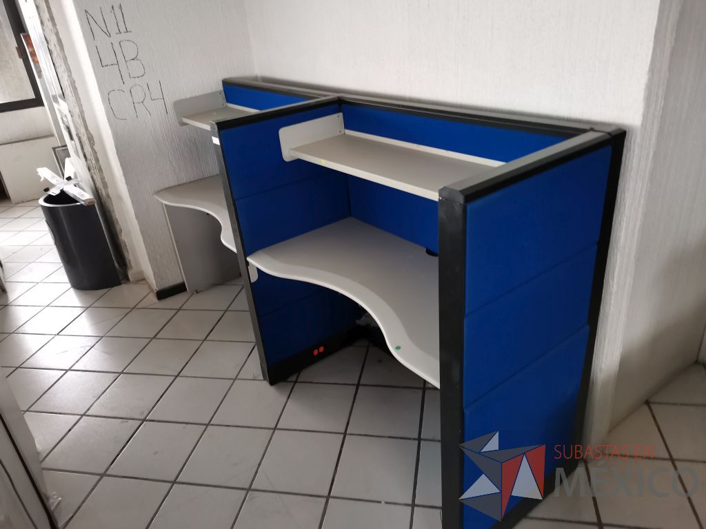 Lote 047 - Estación de trabajo para 6 personas con 6 repisas para documentos y 6 archiveros verticales de 3 cajones - Imagen 24
