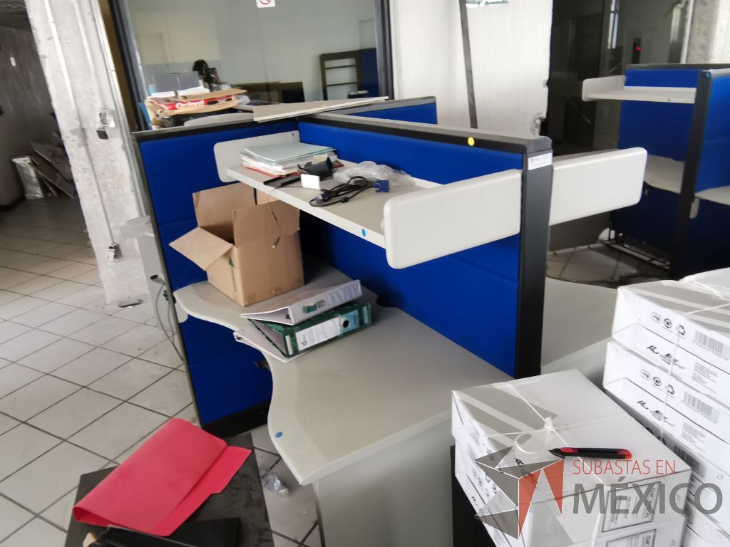Lote 094 - Estación de trabajo para 4 personas con 4 repisas, tapas color azul y 4 archiveros verticales de 3 cajones - Imagen 13