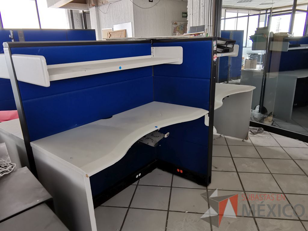 Lote 094 - Estación de trabajo para 4 personas con 4 repisas, tapas color azul y 4 archiveros verticales de 3 cajones - Imagen 15