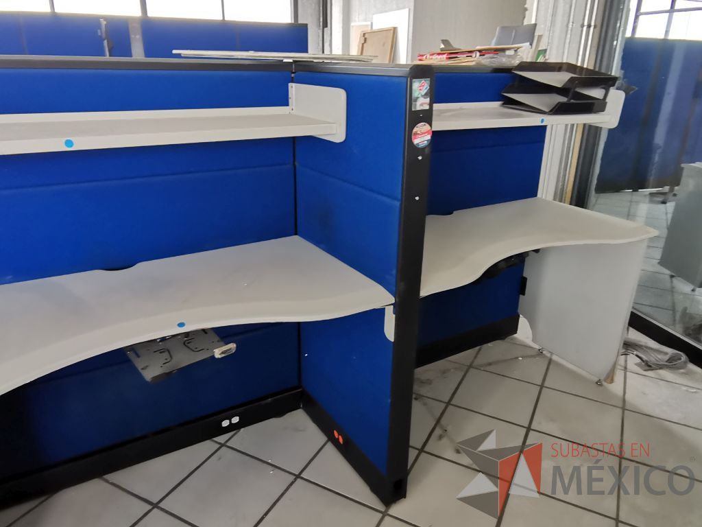 Lote 094 - Estación de trabajo para 4 personas con 4 repisas, tapas color azul y 4 archiveros verticales de 3 cajones - Imagen 16