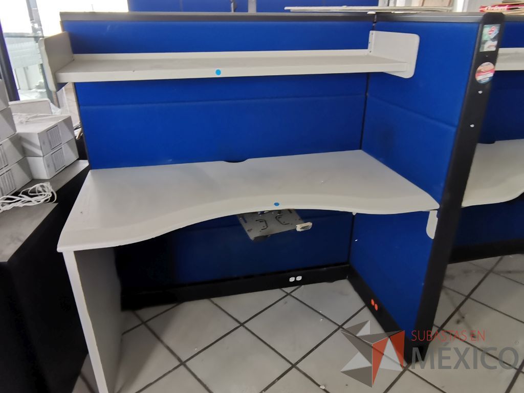 Lote 094 - Estación de trabajo para 4 personas con 4 repisas, tapas color azul y 4 archiveros verticales de 3 cajones - Imagen 17
