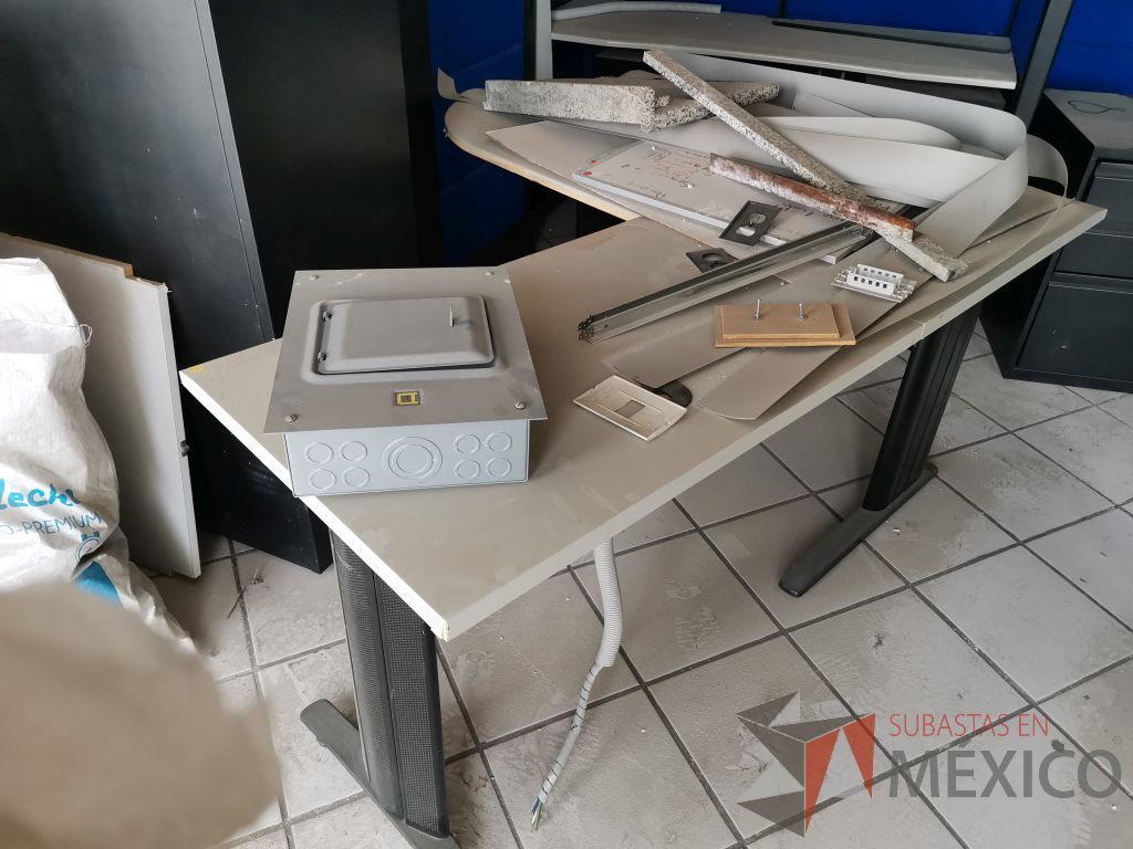 Lote 102 - Escritorio con base metálica y cubierta color blanco