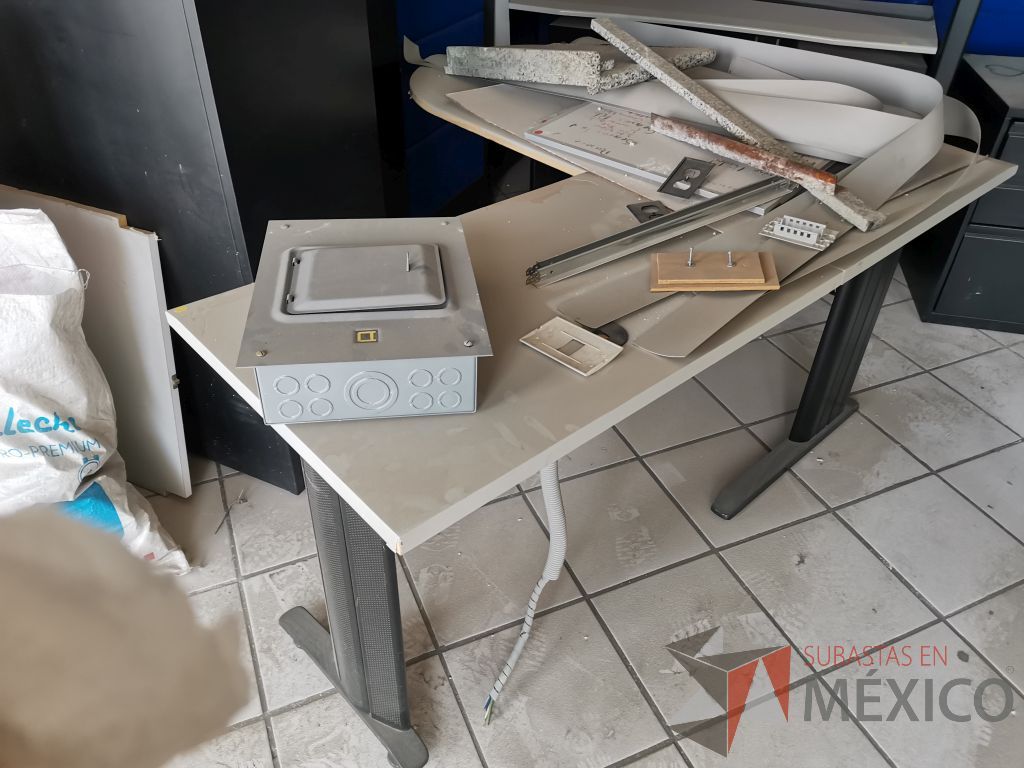 Lote 102 - Escritorio con base metálica y cubierta color blanco - Imagen 2