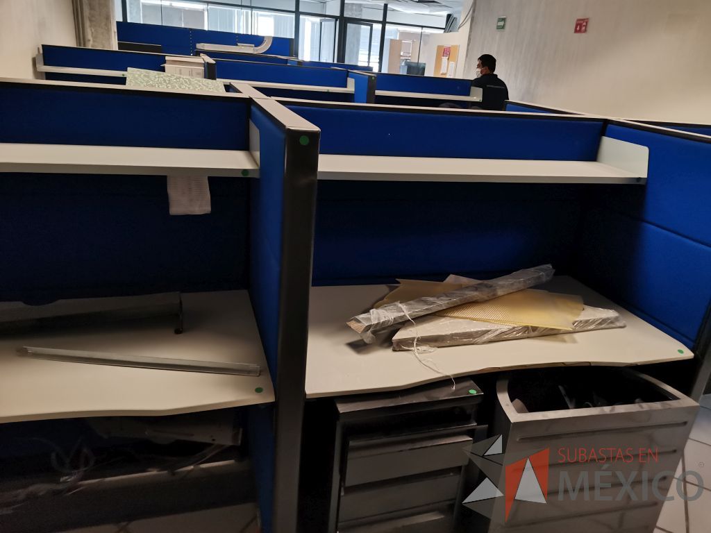Lote 103 - Estación de trabajo para 4 personas con 4 repisas para documentos - Imagen 2