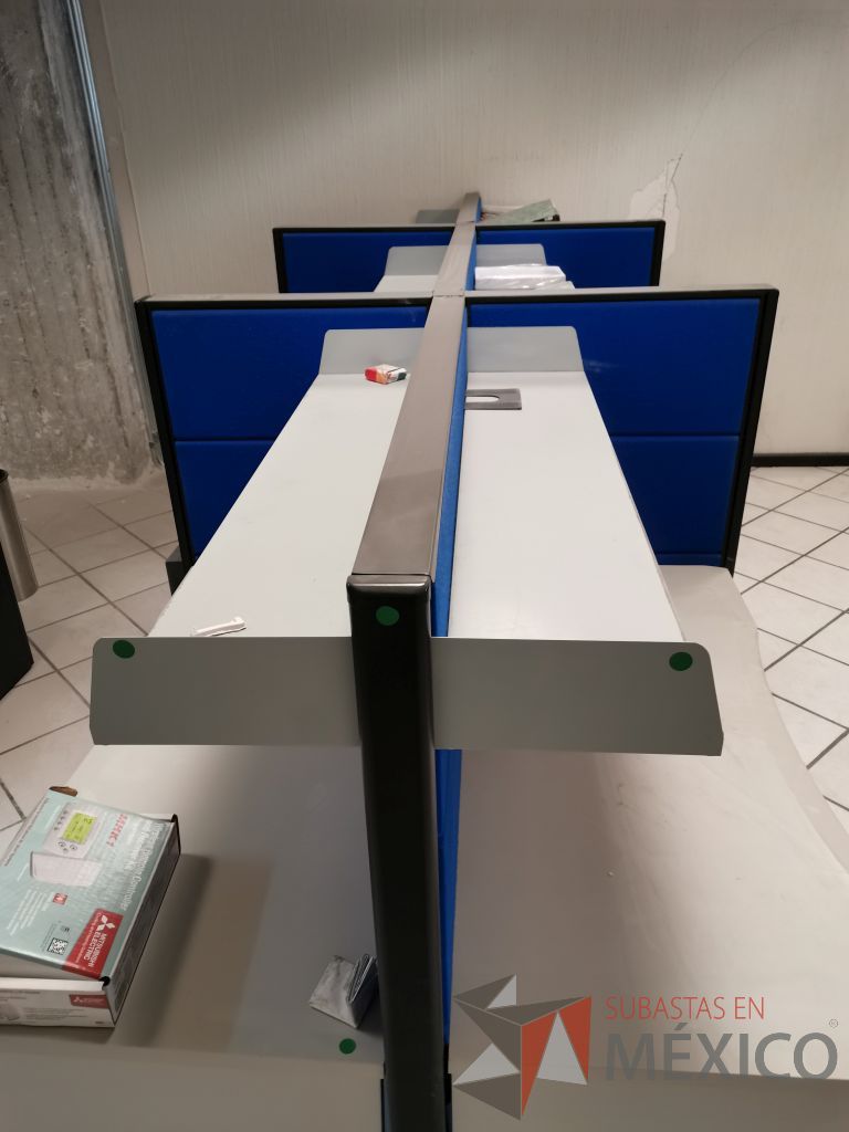 Lote 103 - Estación de trabajo para 4 personas con 4 repisas para documentos - Imagen 3