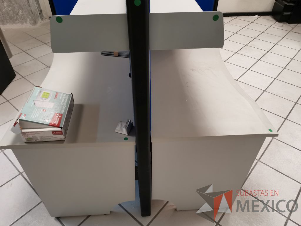 Lote 103 - Estación de trabajo para 4 personas con 4 repisas para documentos - Imagen 4