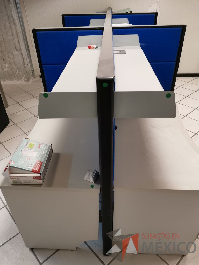Lote 103 - Estación de trabajo para 4 personas con 4 repisas para documentos - Imagen 5