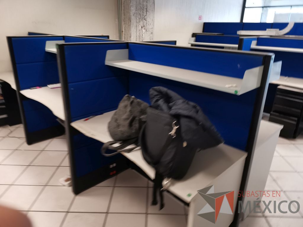 Lote 103 - Estación de trabajo para 4 personas con 4 repisas para documentos - Imagen 6