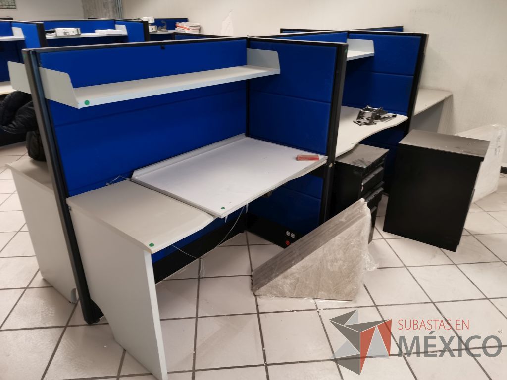Lote 103 - Estación de trabajo para 4 personas con 4 repisas para documentos