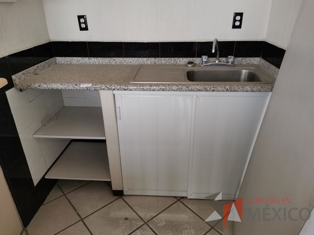 Lote 112 - Mueble con tarja empotrado con puertas blancas correderas y dos entrepaños