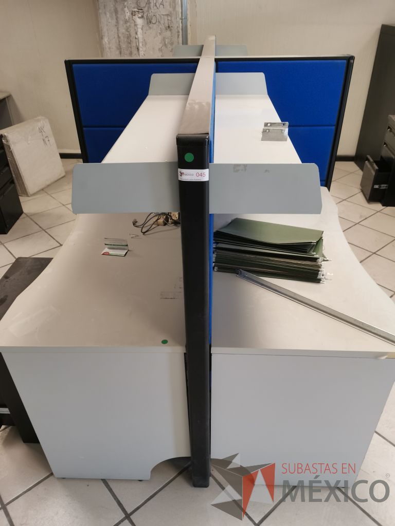 Lote 103 - Estación de trabajo para 4 personas con 4 repisas para documentos - Imagen 8