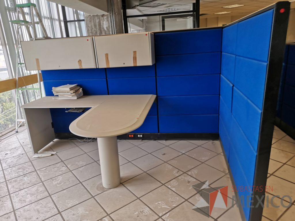 Lote 152 - Estación de trabajo para 2 personas con 4 gavetas superiores