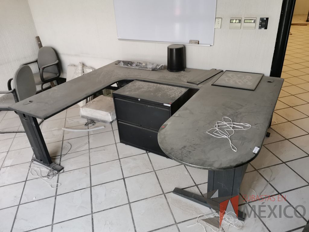 Lote 153 - Escritorio en herradura estructura metaliza negra y cubierta color gris obscuro