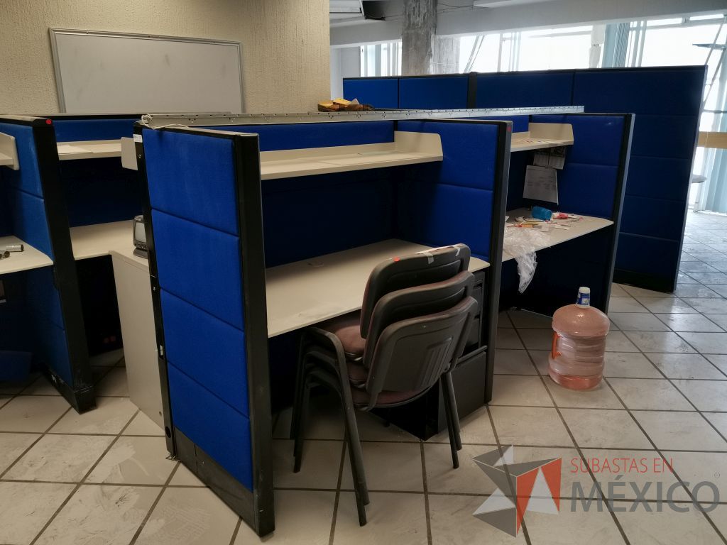 Lote 068 - Estación de trabajo para 3 personas con 3 repisas y 3 archiveros verticales de 3 cajones - Imagen 2