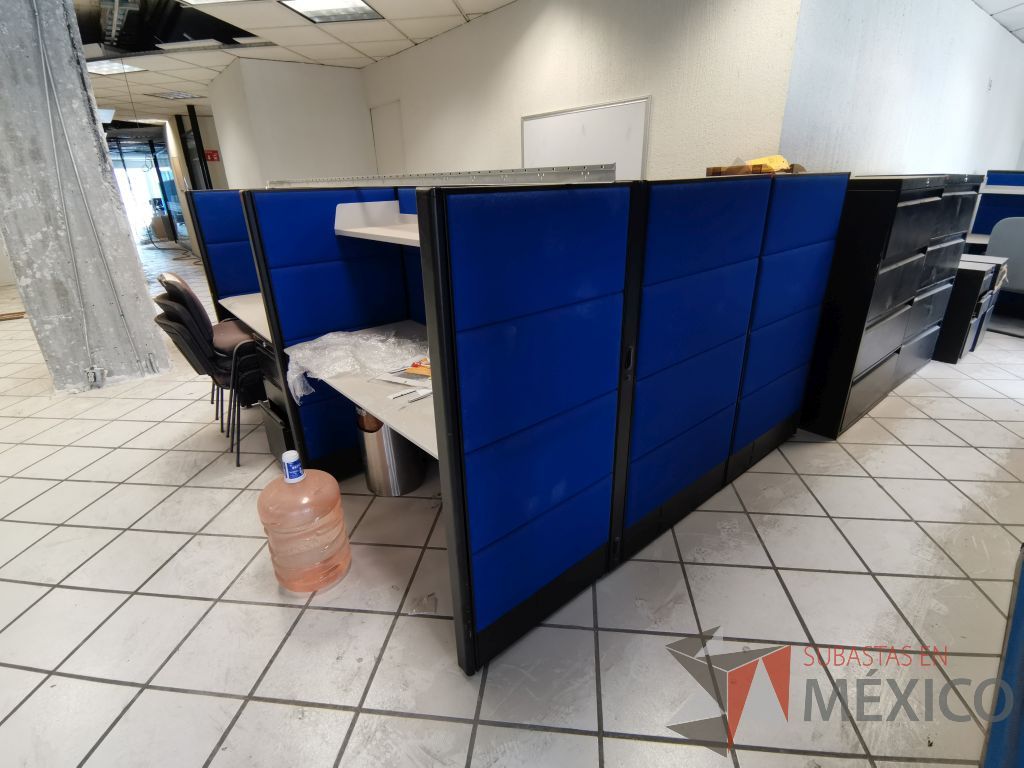 Lote 068 - Estación de trabajo para 3 personas con 3 repisas y 3 archiveros verticales de 3 cajones - Imagen 5