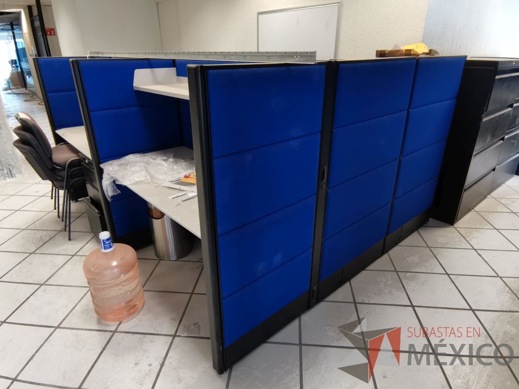 Lote 068 - Estación de trabajo para 3 personas con 3 repisas y 3 archiveros verticales de 3 cajones