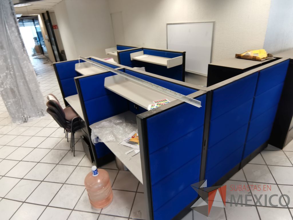 Lote 068 - Estación de trabajo para 3 personas con 3 repisas y 3 archiveros verticales de 3 cajones - Imagen 6