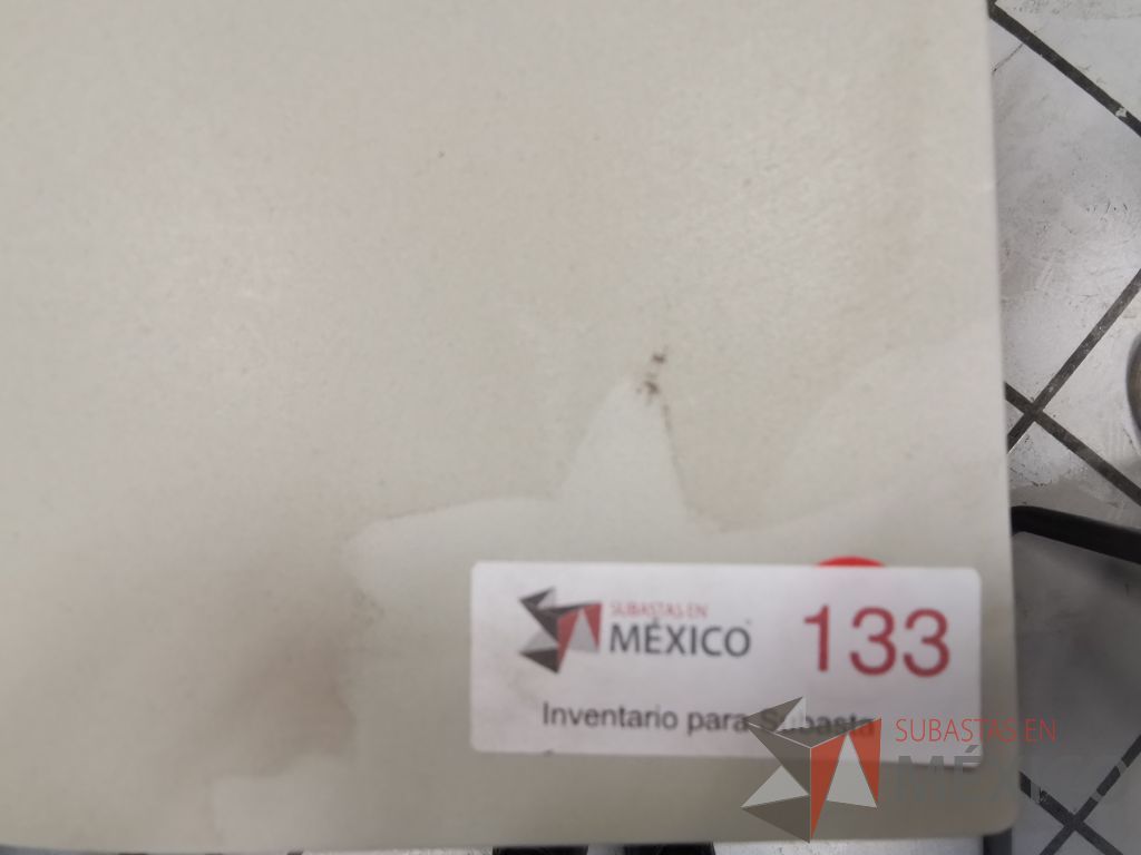 Lote 070 - Escritorio para 1 persona en escuadra con orificio para conexiones - Imagen 2