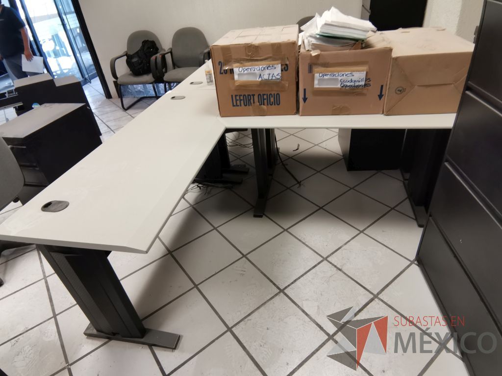 Lote 071 - Escritorio para 1 persona en escuadra con orificio para conexiones